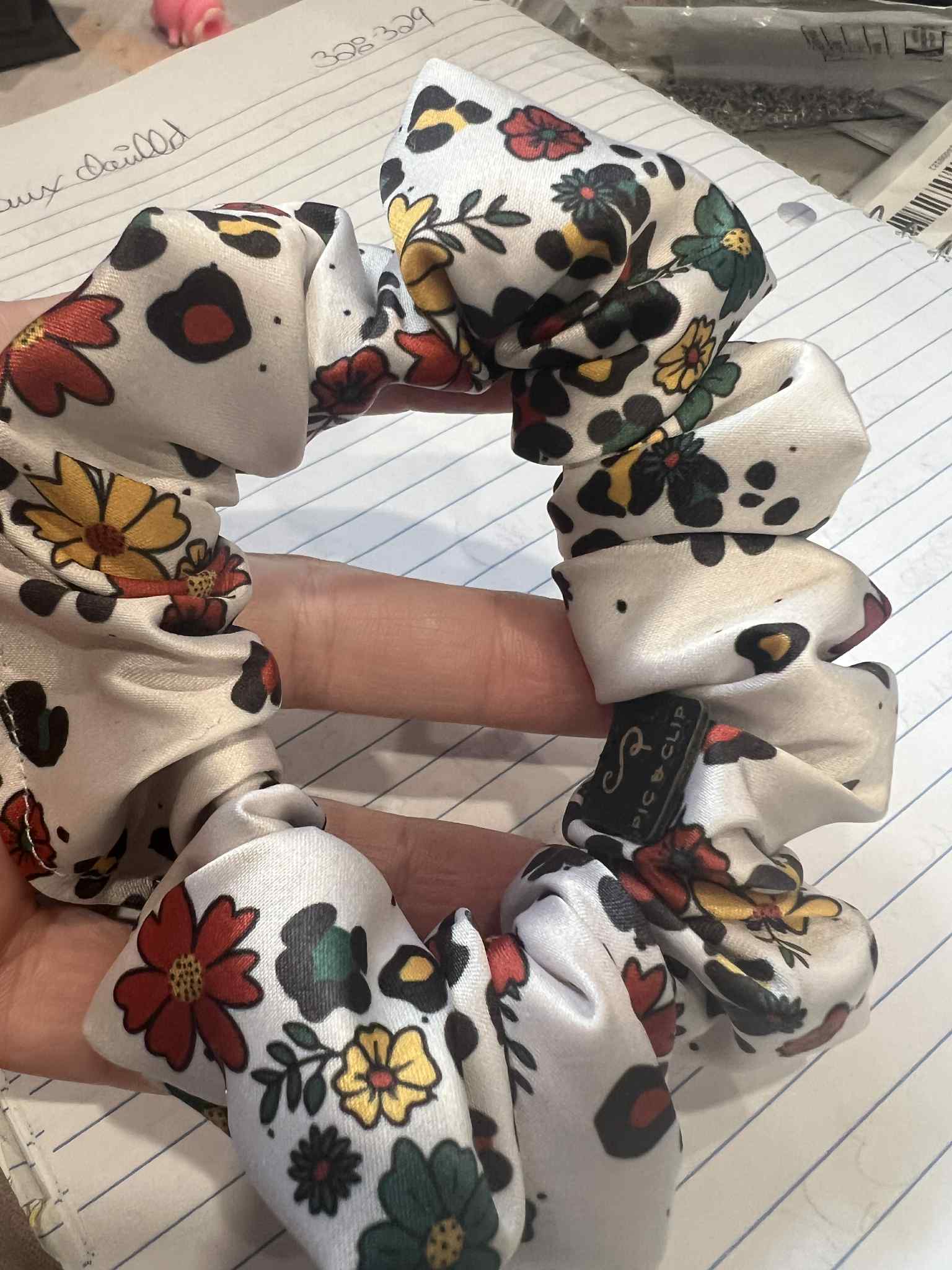 Chouchou satin léopard fleuri