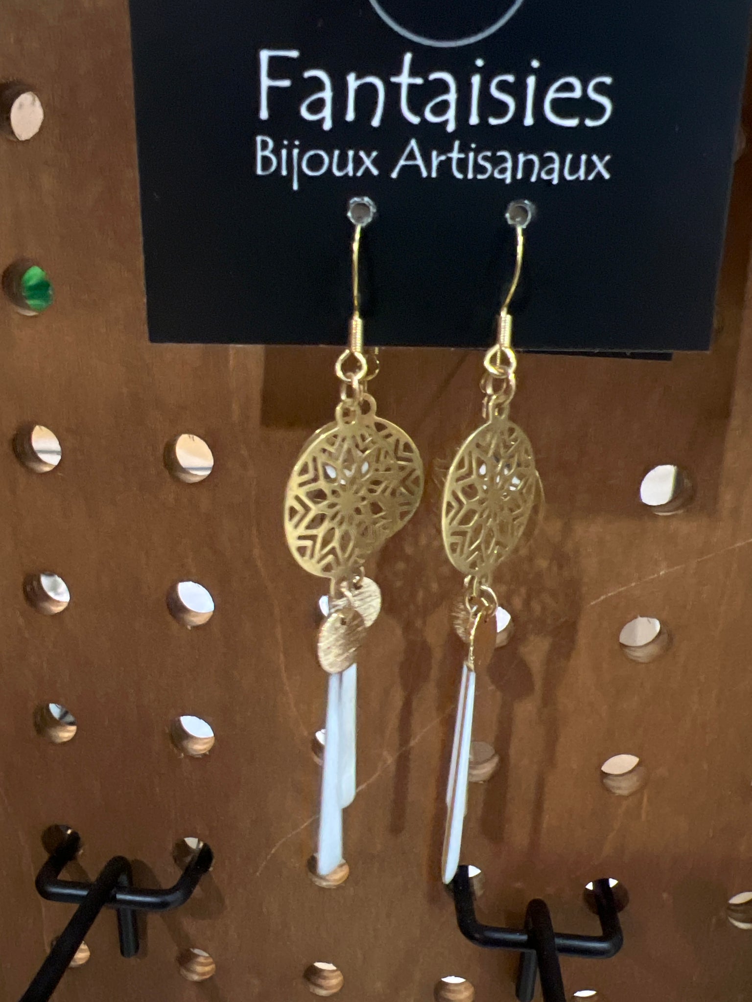 Boucles d’oreilles fleur or avec tige blanche