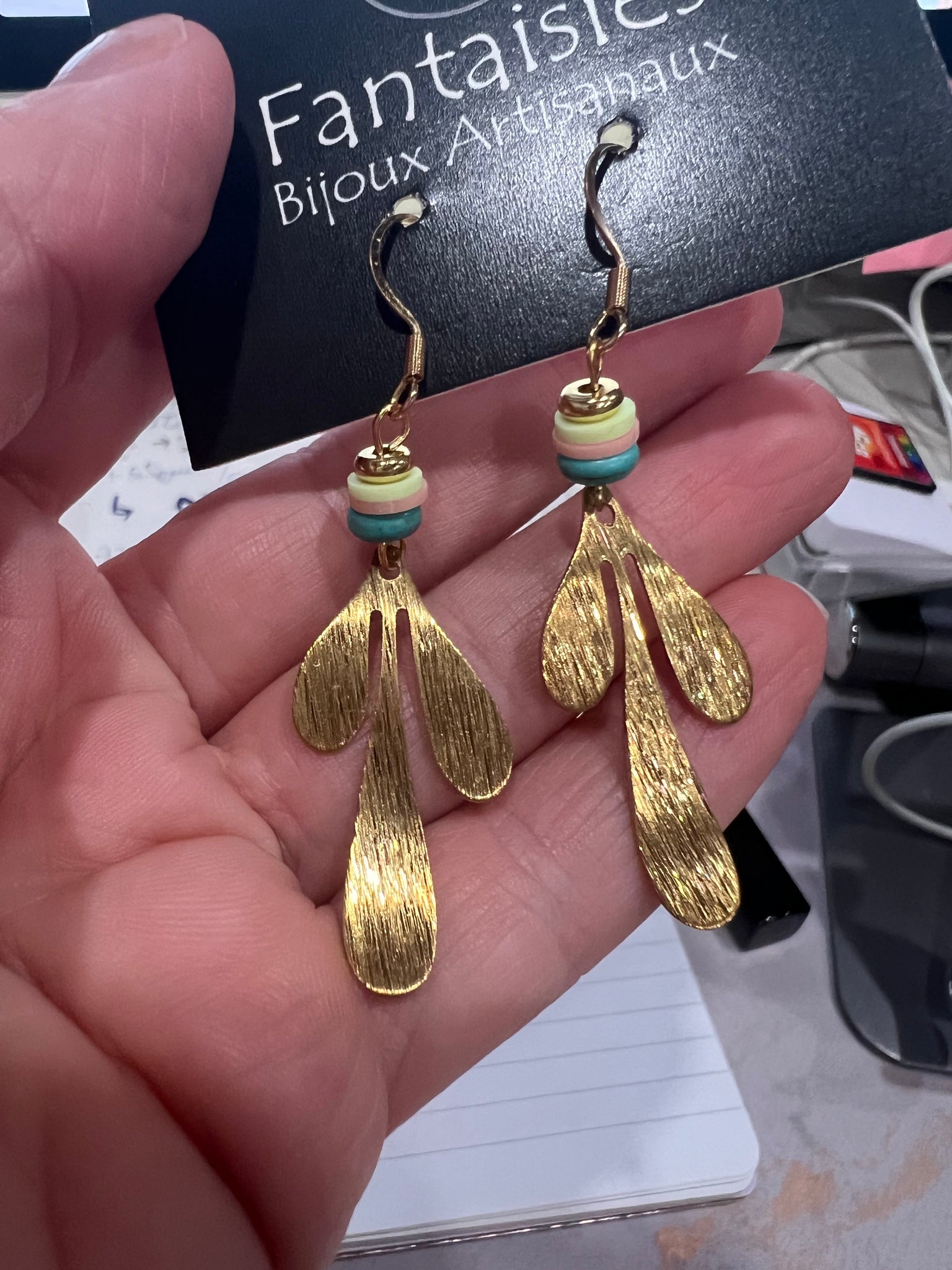Boucles d'oreilles pastilles colorés feuilles or
