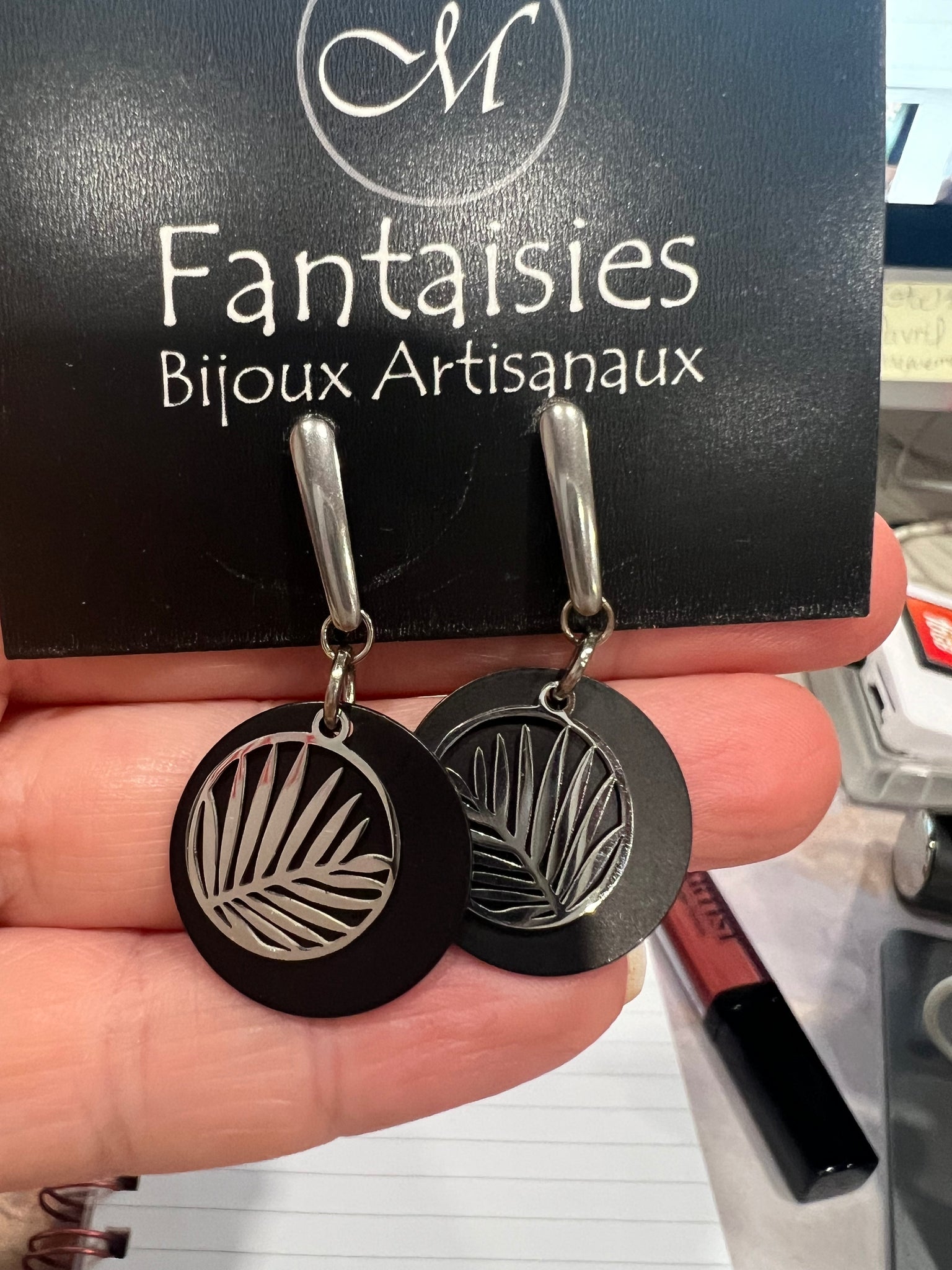 Boucles d'oreilles pastille noire feuille argent