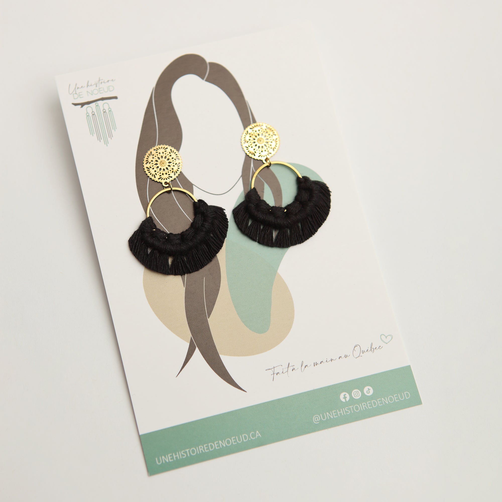 Boucles d'oreilles en macramé sur anneaux or, couleur noir