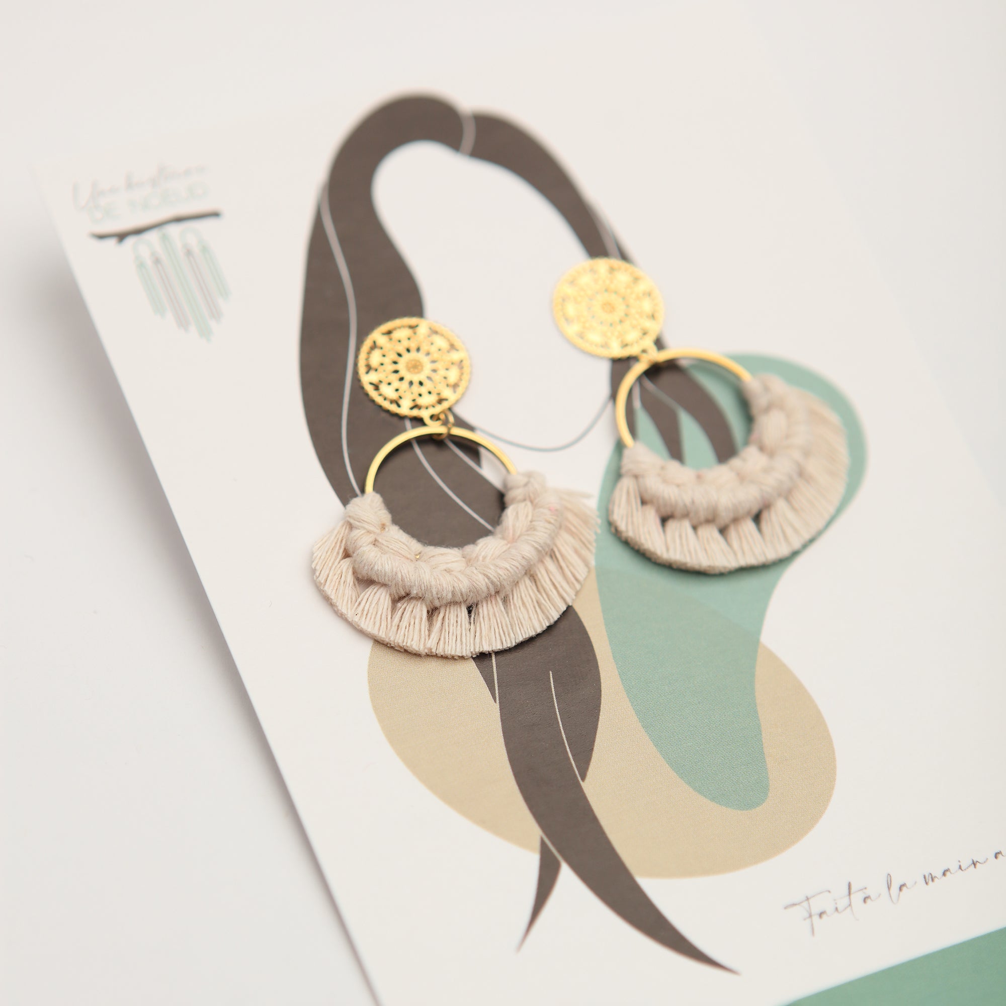 Boucles d'oreilles en macramé sur anneaux or, couleur nude