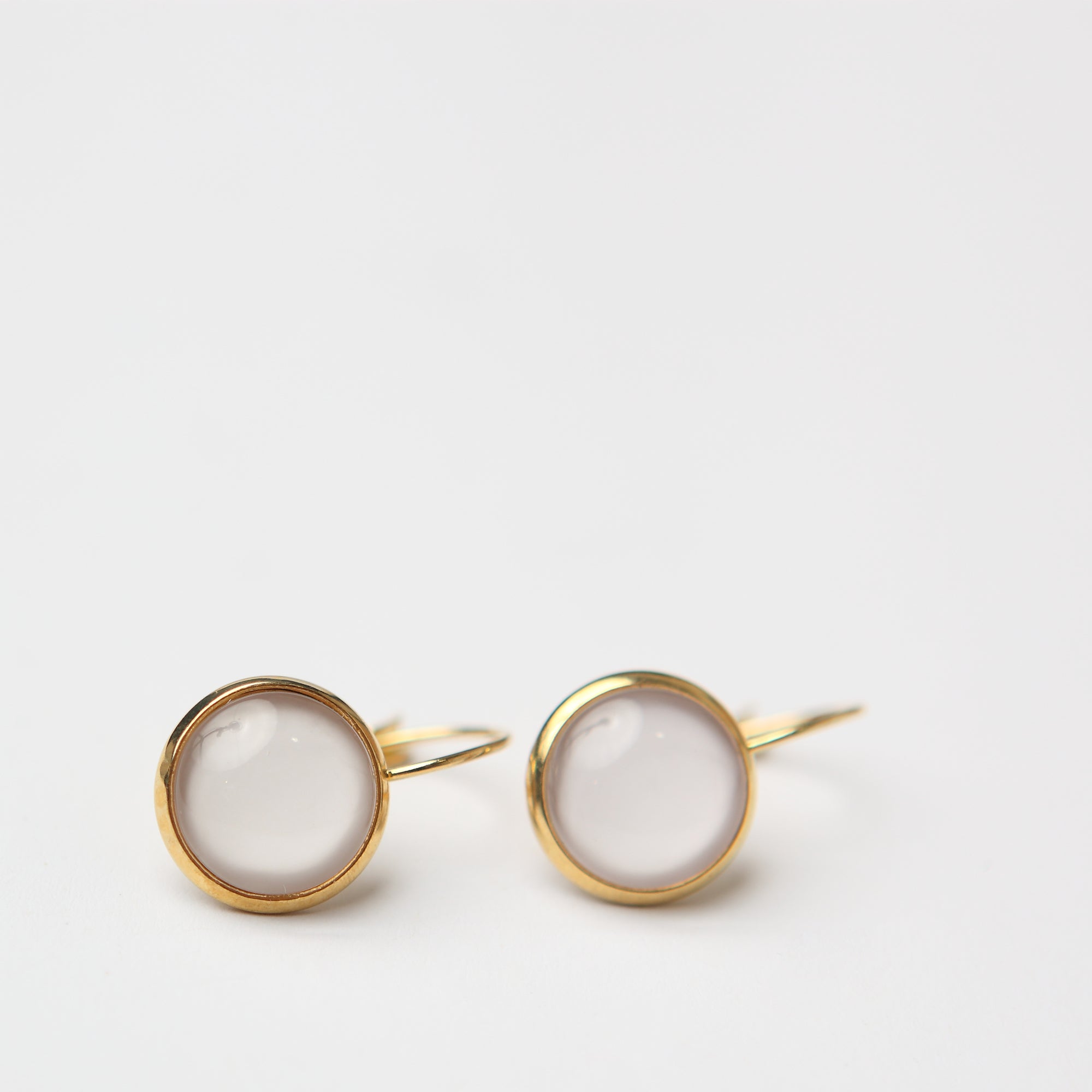 Boucles d'oreilles dormeuses or et blanche